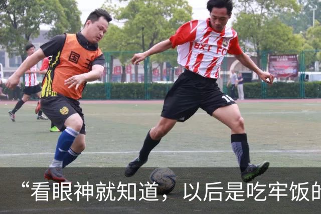 “看眼神就知道，以后是吃牢饭的料！”一段父子打闹视频，给网友看着急了：脊背发凉！